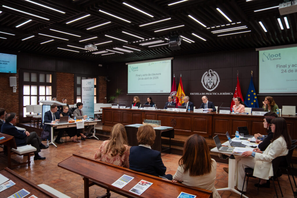 Imagen del Salón de Actos de la EPJ, con los equipos finalistas y el tribunal